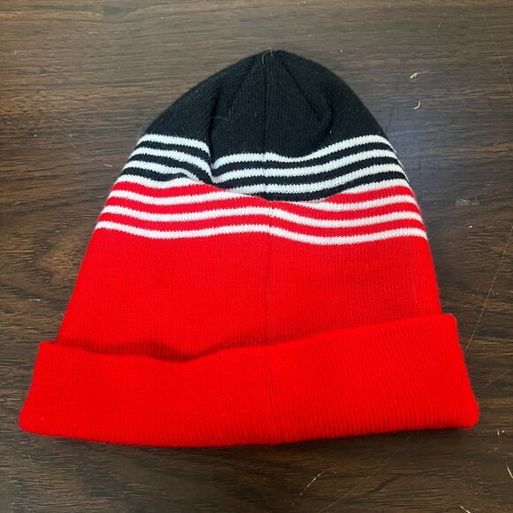 Nike Beanie Youth Red Striped Cap Stretch Skater Hip Hop Swoosh - Picture 2 of 3